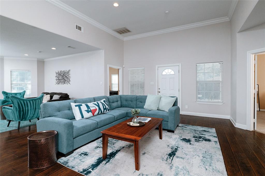 3014 Falls Drive, Dallas TX 75211 - Photo 2