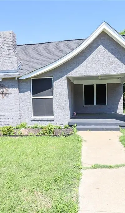 2208 N Sylvania Avenue, Fort Worth TX 76111