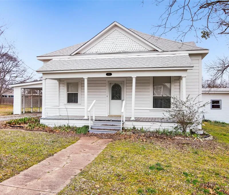 404 N Blanton, Whitewright TX 75491