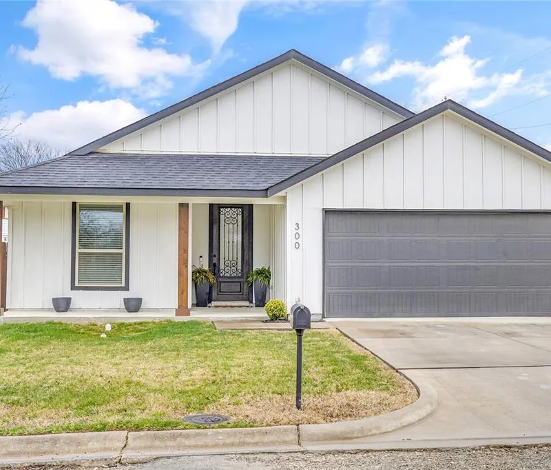 300 W College Street, Jacksboro TX 76458