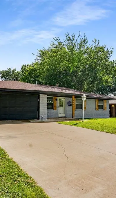 405 Harriett Street, Arlington TX 76010 - Photo 2