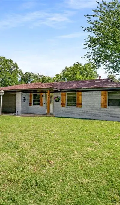 405 Harriett Street, Arlington TX 76010 - Photo 3