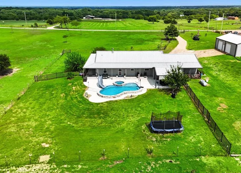 1106 Private Road 425, Whitewright TX 75491