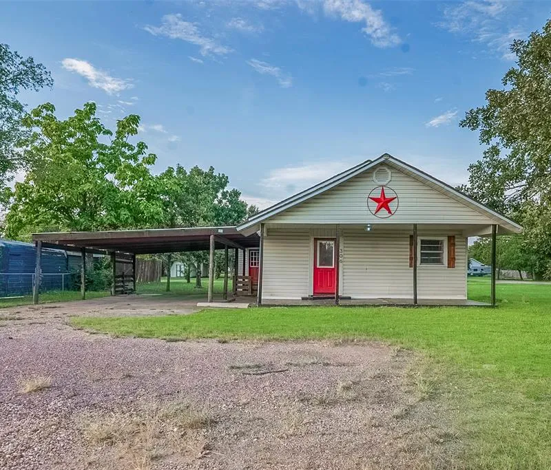 306 N Front Street, Savoy TX 75479