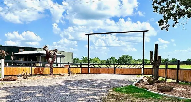 8690 E FM 922 Highway, Valley View TX 76272
