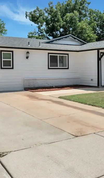1305 Hadley Drive, Arlington TX 76011 - Photo 2