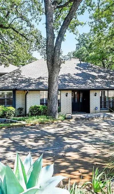 2201 Adams Drive, Arlington TX 76011 - Photo 2