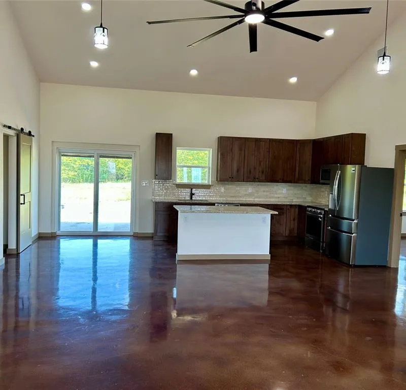231 Hcr 1206, Blum TX 76627