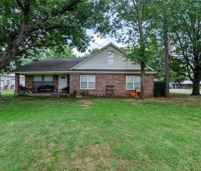 102 N Mesquite Street, Paradise TX 76073