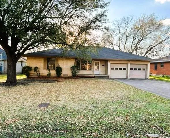 201 Martin Drive, Lancaster TX 75146