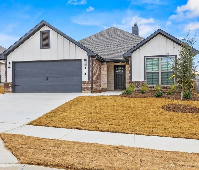 104 Maverick Trail, Valley View TX 76272