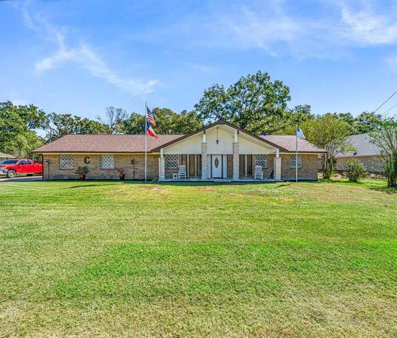 1075 Oak Ridge Drive, Oak Ridge TX 75160