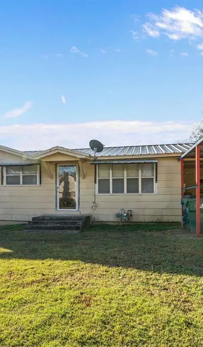 205 College Street, Chico TX 76431 - Photo 3