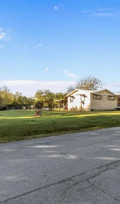205 College Street, Chico TX 76431 - Photo 4