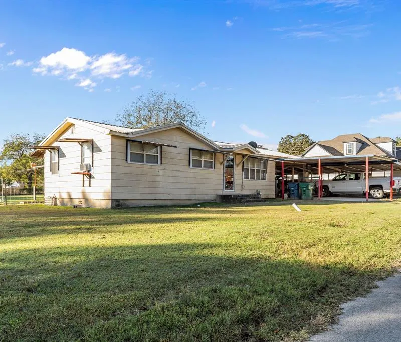 205 College Street, Chico TX 76431