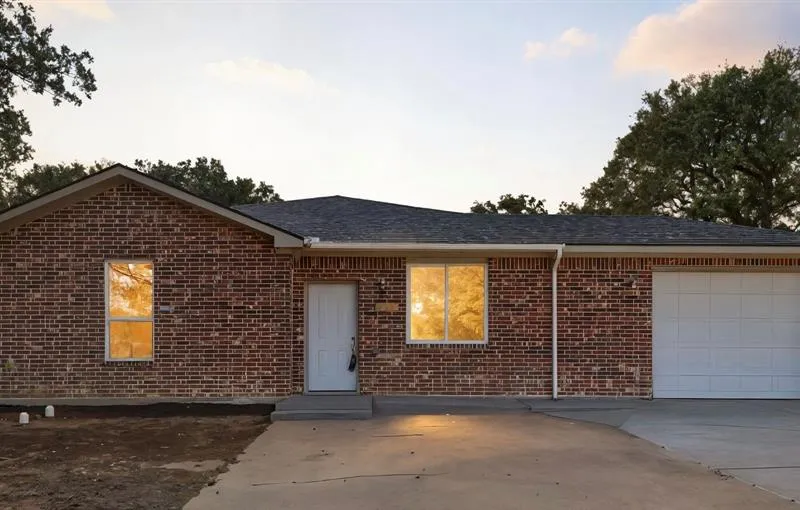 214 Pembrook Street, Lake Dallas TX 75065