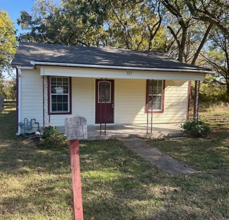 307 S Jernigan Street, Bells TX 75414