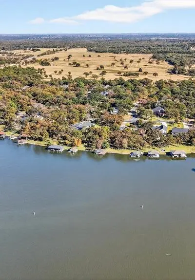 329 Comanche Drive, Lake Kiowa TX 76240