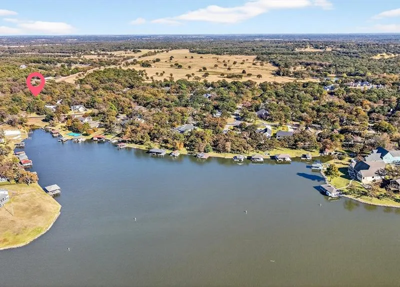 329 Comanche Drive, Lake Kiowa TX 76240