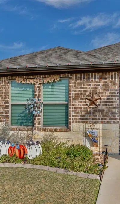 513 Pathfinder Street, Collinsville TX 76233 - Photo 2