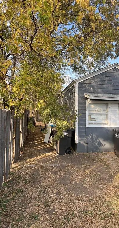 3705 S Littlejohn Avenue, Fort Worth TX 76105 - Photo 2