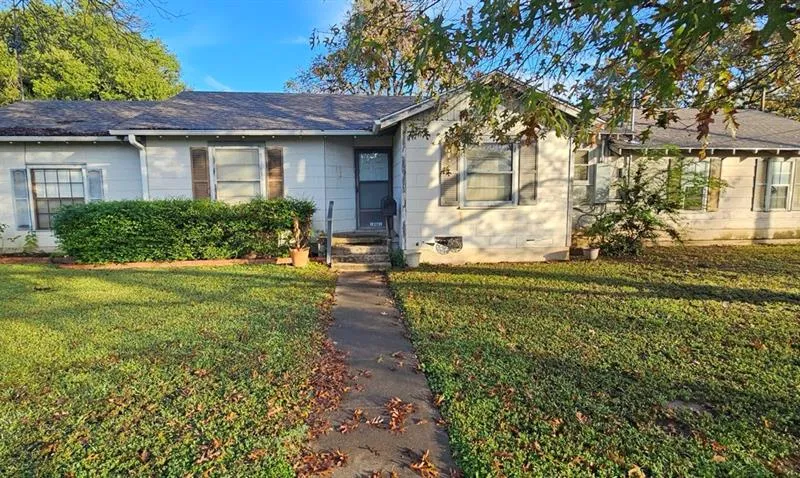 1061 E Walnut Street, Hillsboro TX 76645