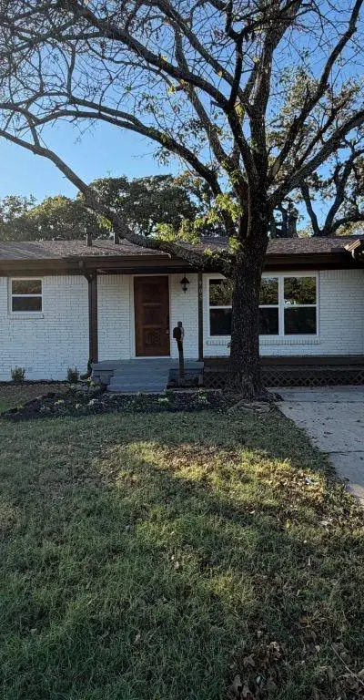 905 Brown Trail, Bedford TX 76022