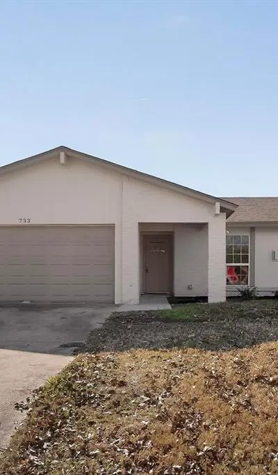 733 Woodcrest Drive, Grand Prairie TX 75052