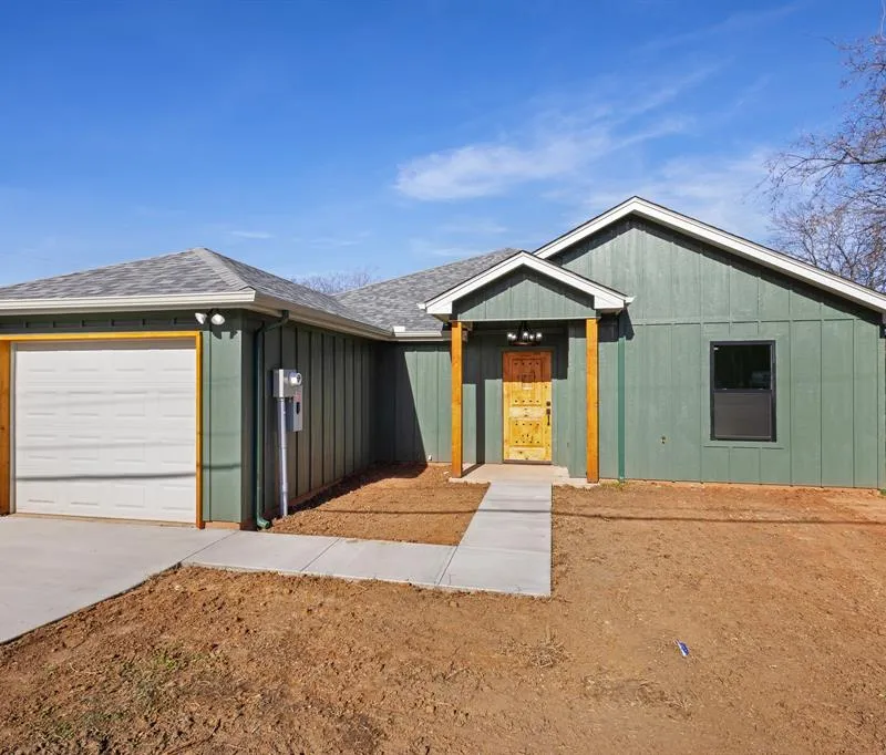 303 E Bois D Arc, Nocona TX 76255