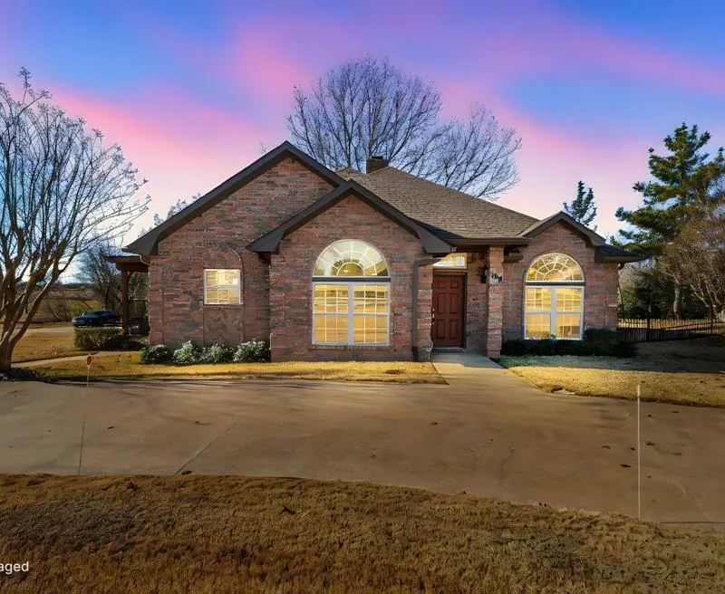 100 San Chez Drive, Lake Kiowa TX 76240