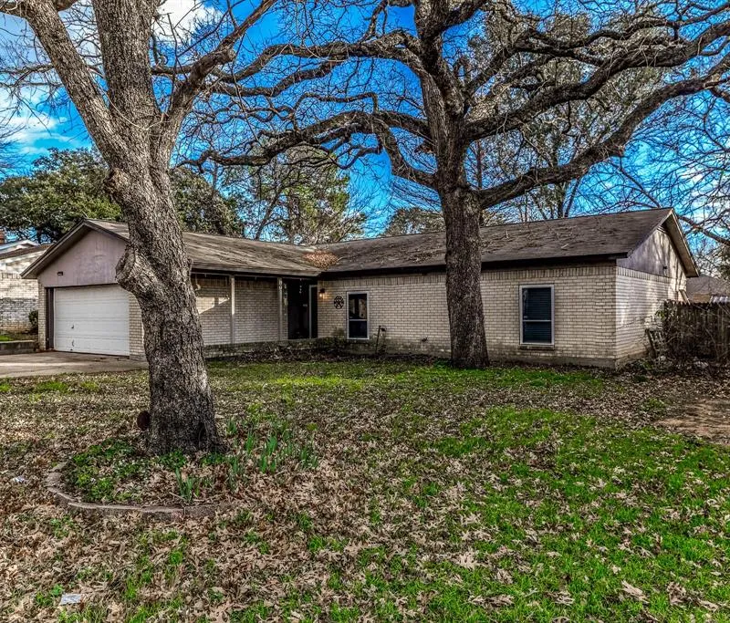 2108 Warwick Drive, Arlington TX 76015