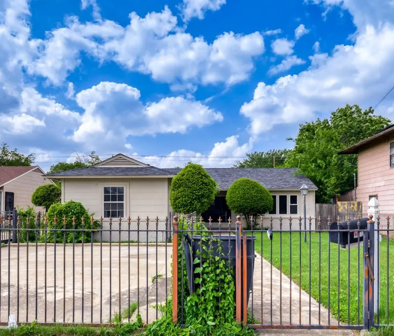 1017 Hoke Smith Drive, Dallas TX 75224