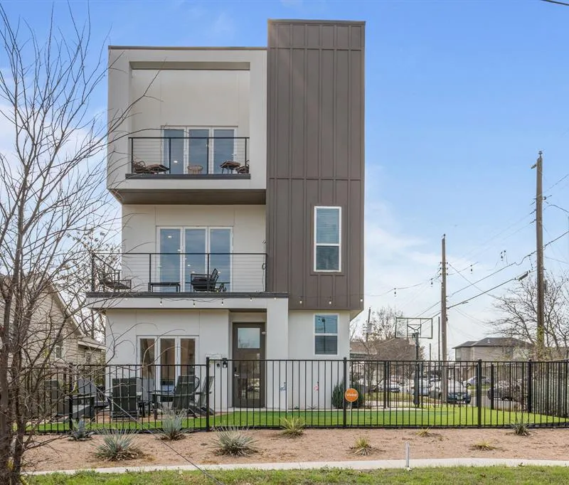 500 W Sanford Street, Arlington TX 76011