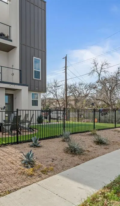 500 W Sanford Street, Arlington TX 76011 - Photo 2