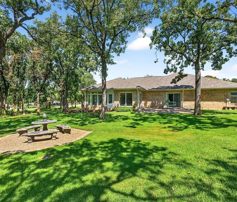 115 E Kiowa Drive, Lake Kiowa TX 76240