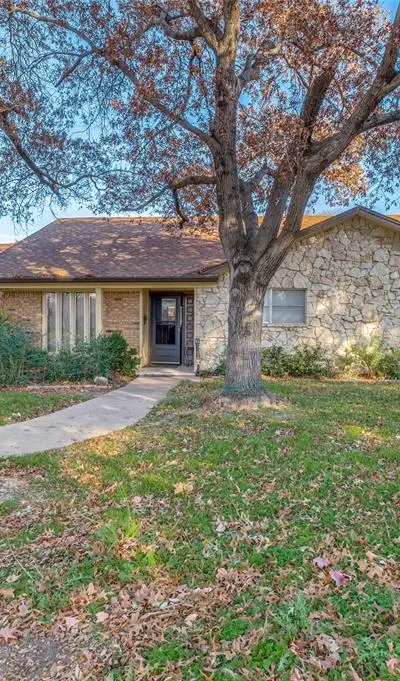 305 Cedar Creek Court, Fort Worth TX 76103
