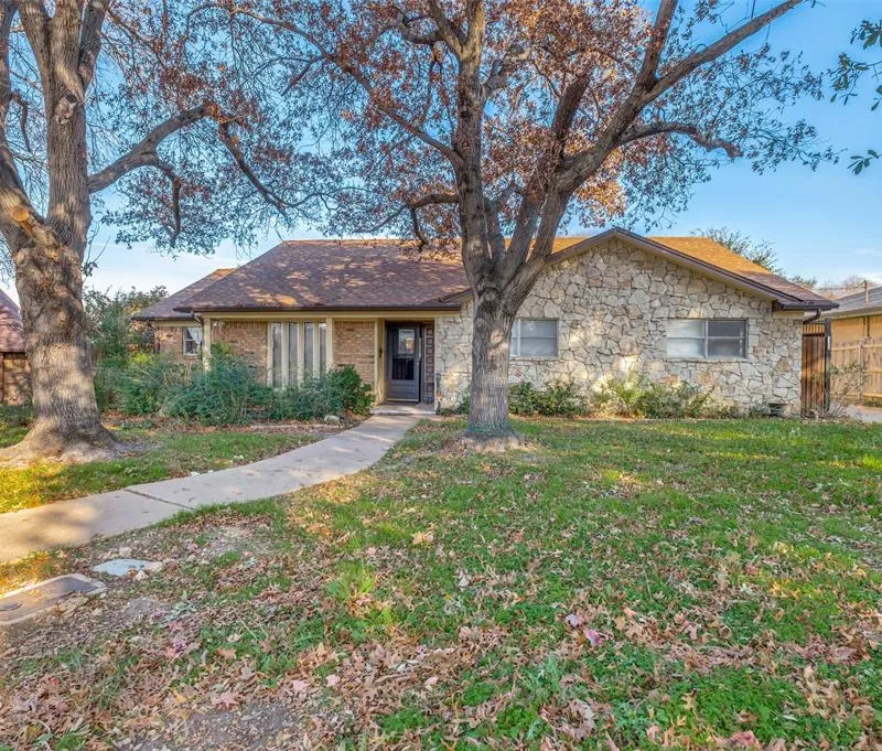 305 Cedar Creek Court, Fort Worth TX 76103