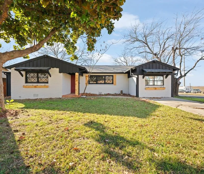 108 Hilltop Drive, Grandview TX 76050