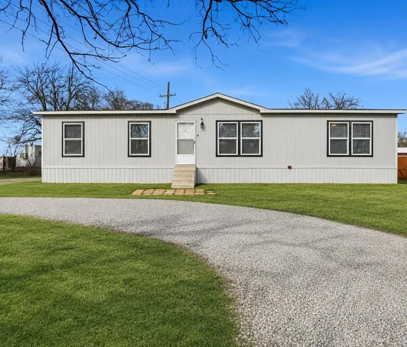 350 County Road 4905, Trenton TX 75490