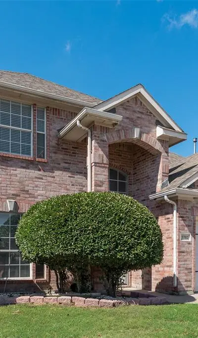 5702 Streamside Drive, Arlington TX 76018 - Photo 2
