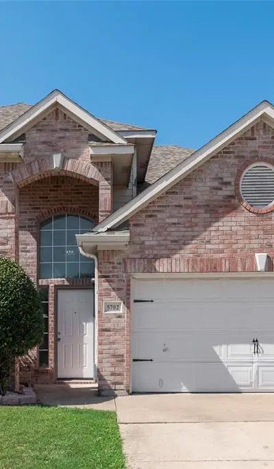 5702 Streamside Drive, Arlington TX 76018 - Photo 4