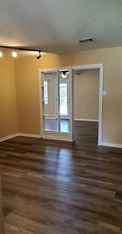 503 Harriett Street, Arlington TX 76010 - Photo 3