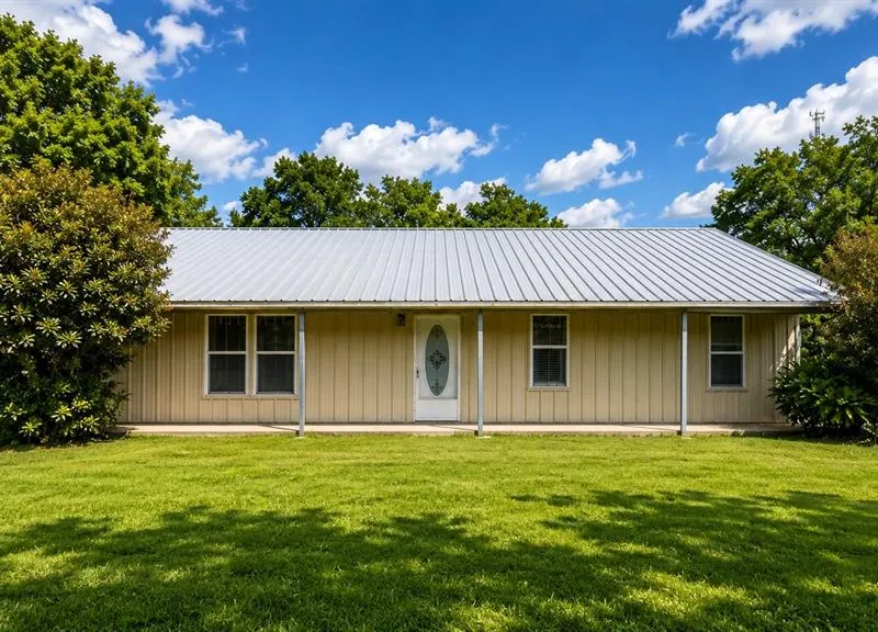 140 Pecan Street, Blossom TX 75416