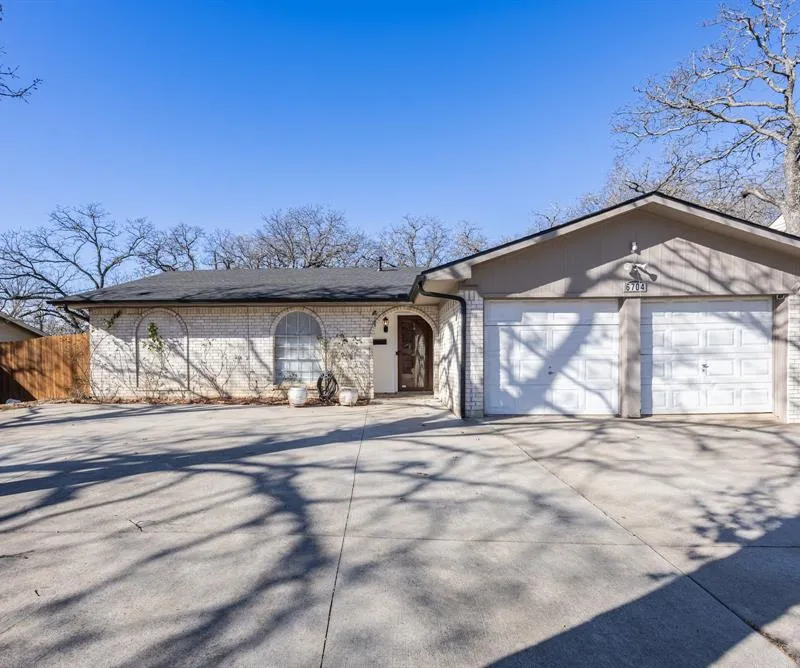 6704 Trailwood Drive, Forest Hill TX 76140