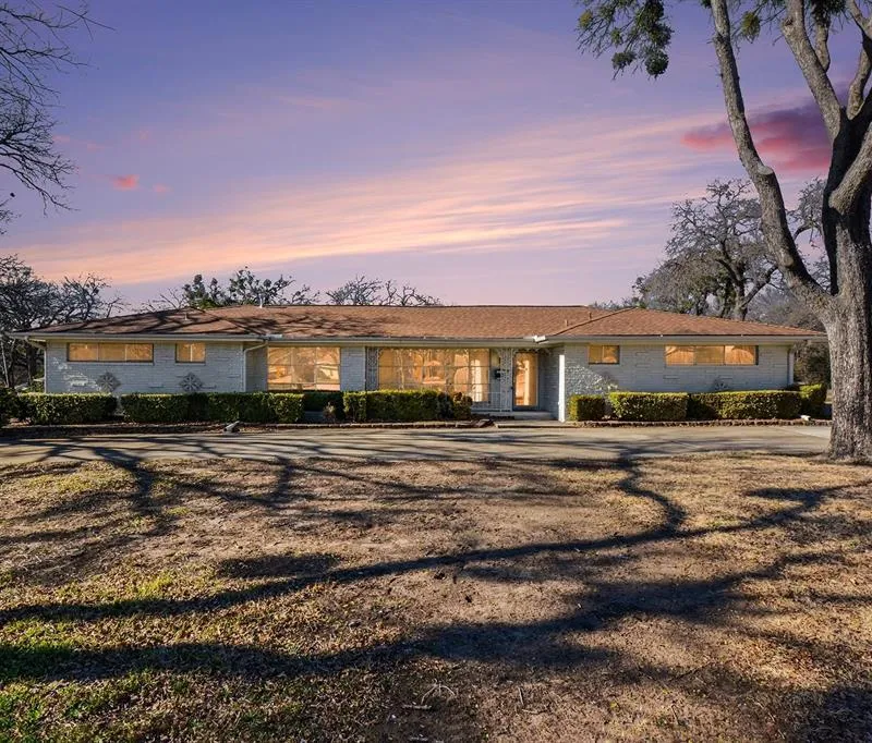 215 E Huitt Lane, Euless TX 76040