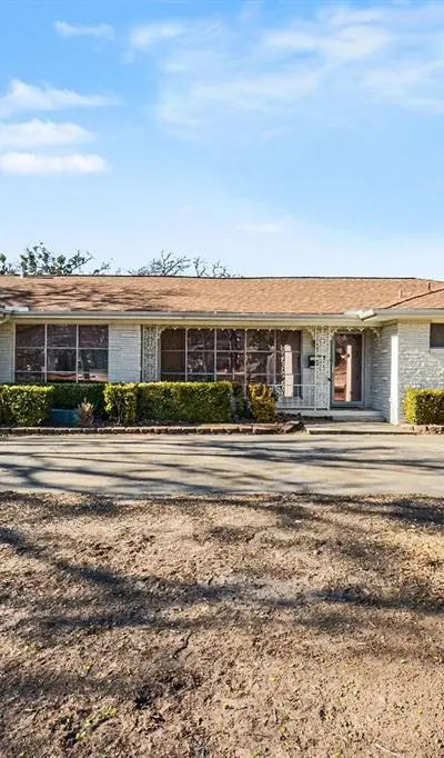 215 E Huitt Lane, Euless TX 76040 - Photo 2