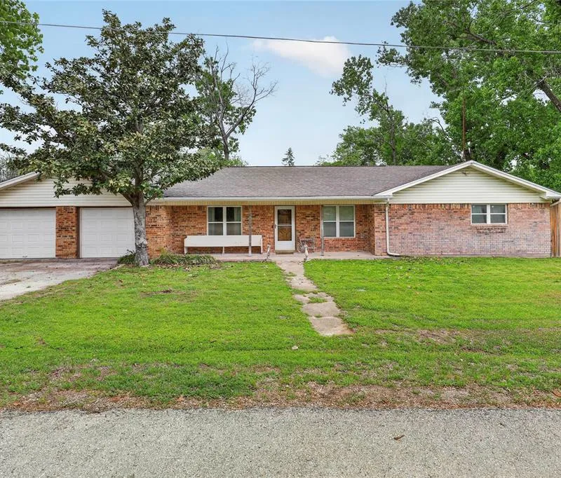 702 El Camino Real, Chico TX 76431