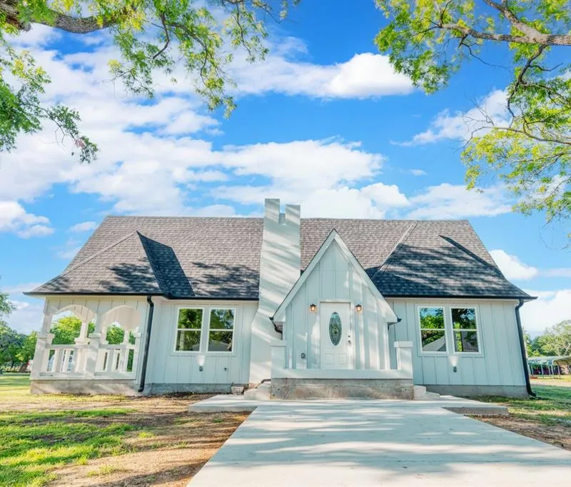808 N Main Street, Tioga TX 76271