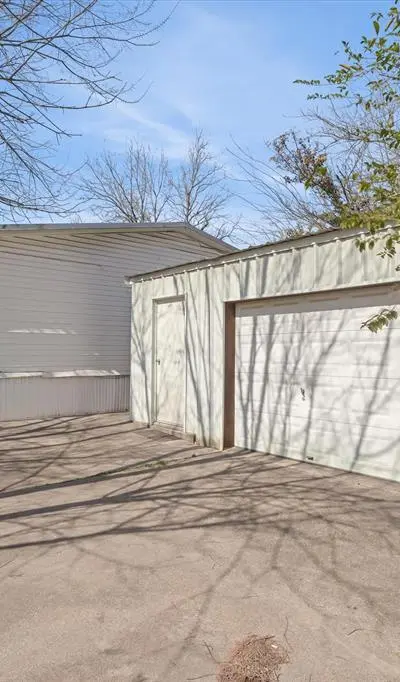 220 N Houston Street, Edgewood TX 75117 - Photo 2