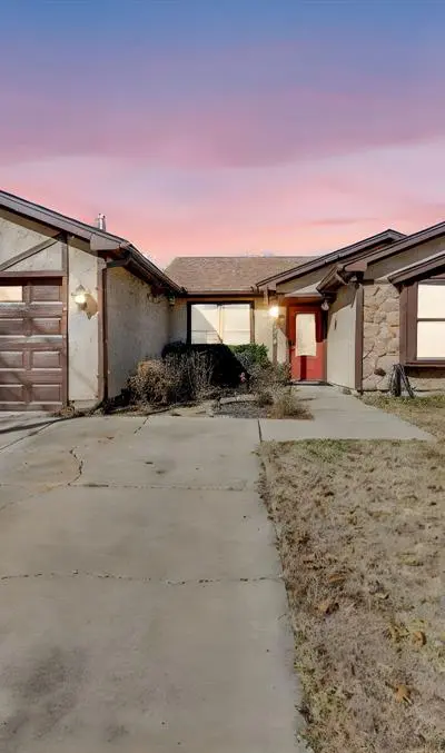 1429 Spring Willow Drive, Arlington TX 76018 - Photo 2
